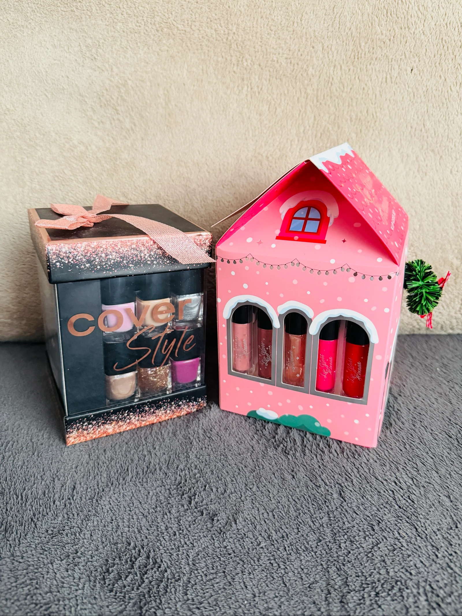 2 coffrets maquillage (12 vernis et 14 gloss à lèvres)  – photo 2